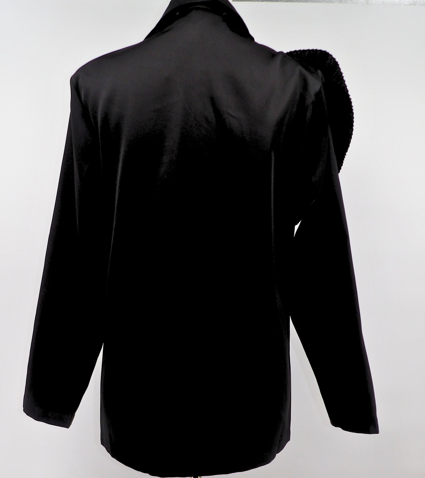 BUTTON CLOSURE FRONT DETAILED SATIN BLAZER