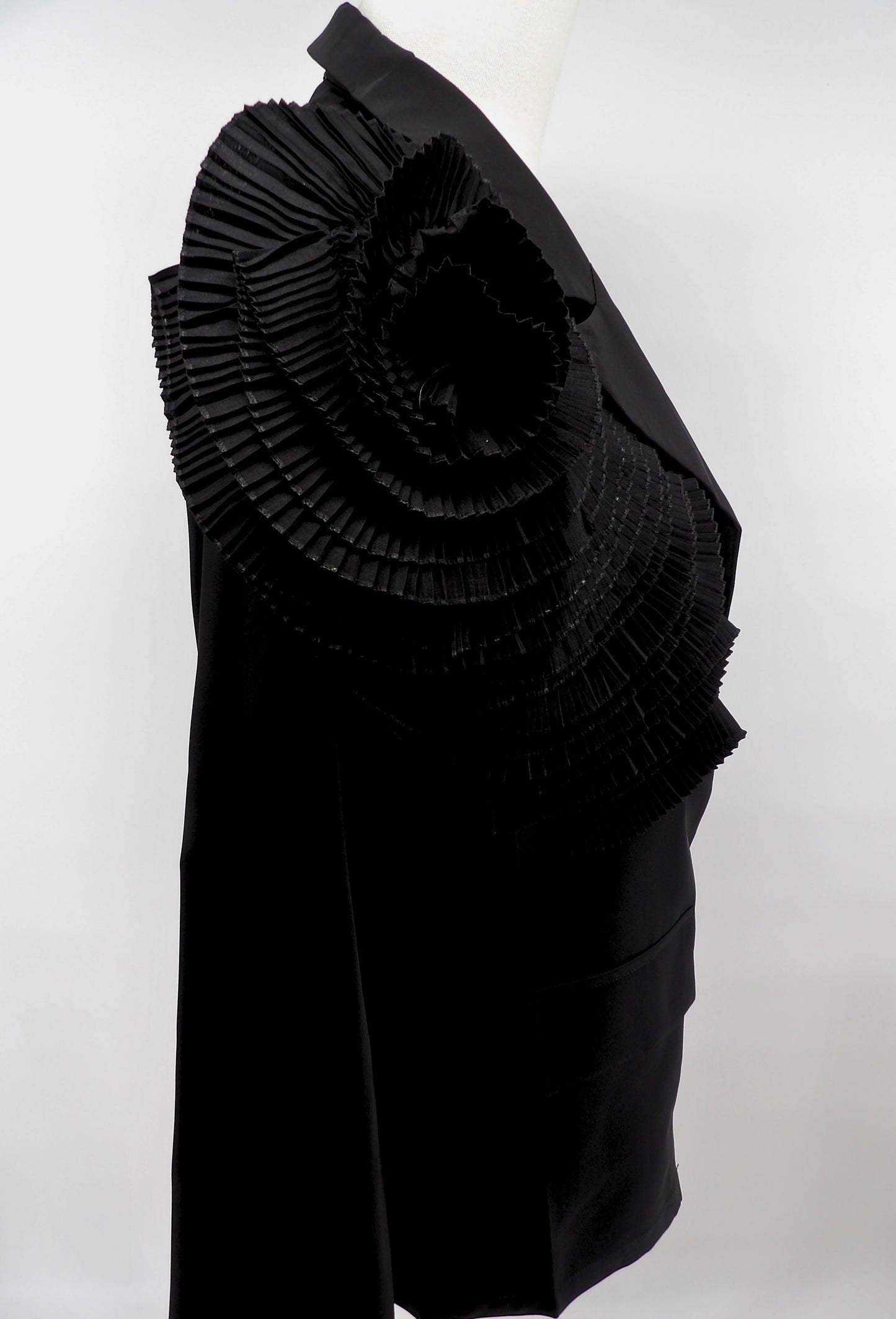 BUTTON CLOSURE FRONT DETAILED SATIN BLAZER